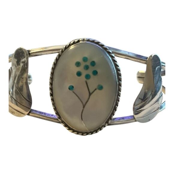VINTAGE NATIVE AMERICAN ZUNI MOTHER OF PEARL SILVER BRACELET - Picture 3 of 4
